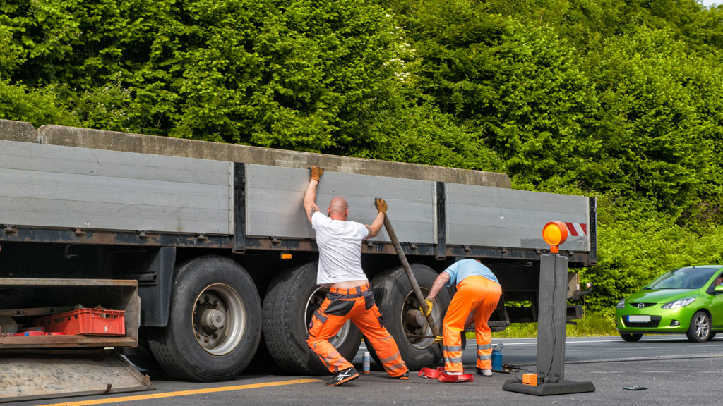 Camion de service mécanique mobile stationné derrière un poids lourd au Québec