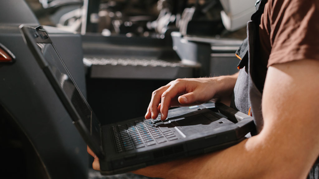 Diagnostic électronique sur moteur diesel de camion lourd